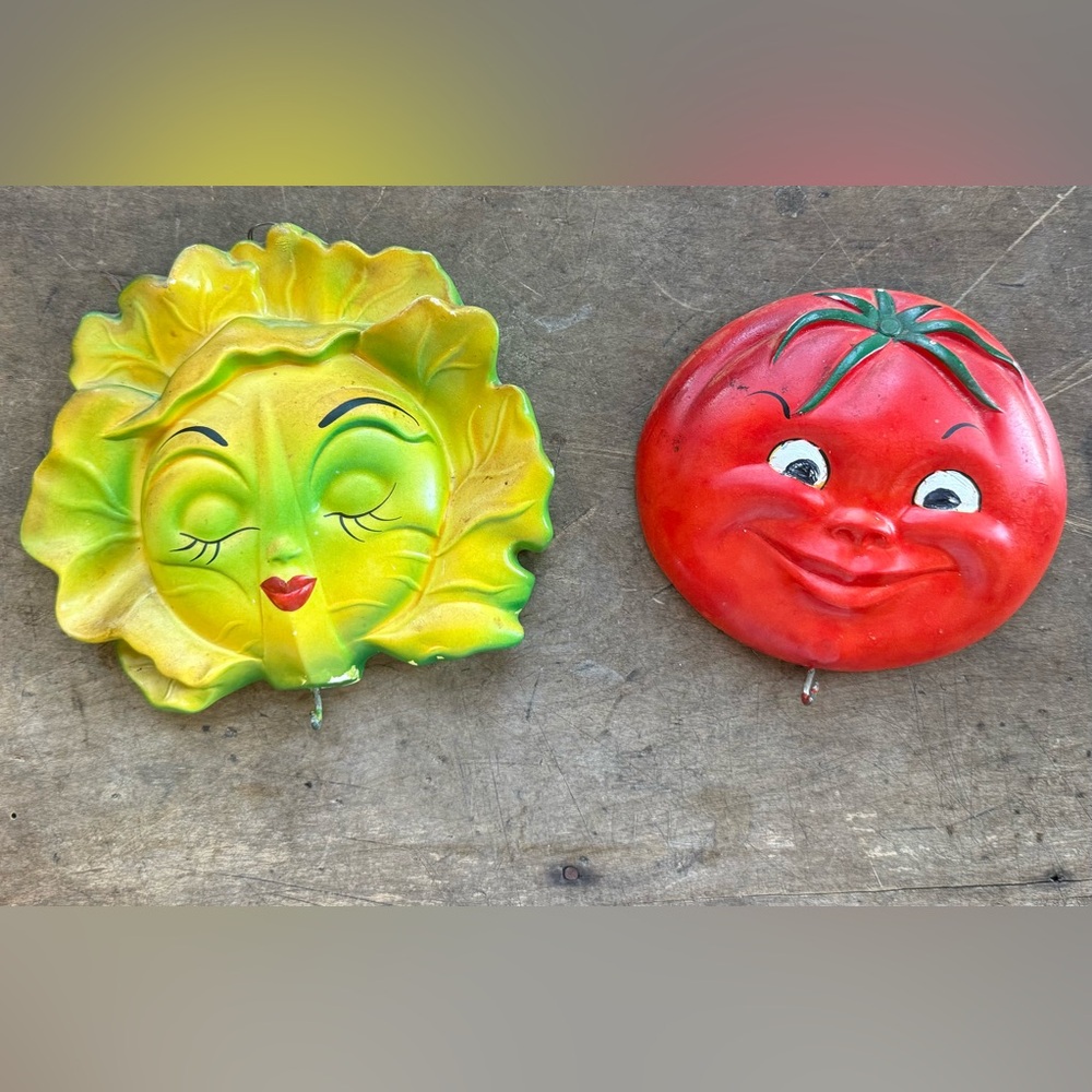 MILLER STUDIOS 1959 ANTHROMORPHIC TOMATO & LETTUCE CHALKWARE WALL PLAQUES HOOKS